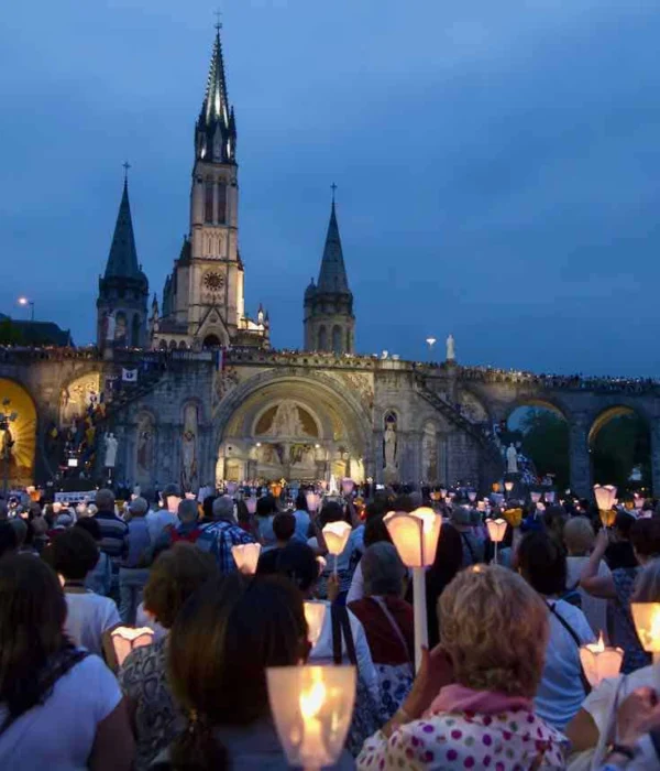 Lourdes-Candlelight-procession-dreamstime_m_158001552 Lourdes pilgrimage tour Candlelight procession