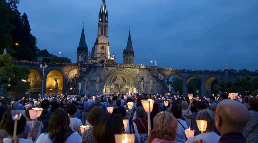 Lourdes-Candlelight-procession-dreamstime_m_158001552 Lourdes pilgrimage tour Candlelight procession