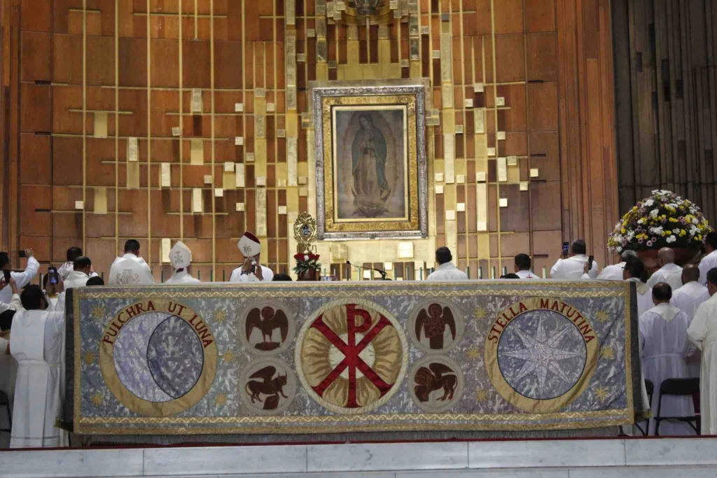 altar-basilica-guadalupe altar basilica guadalupe pilgrimage mexico