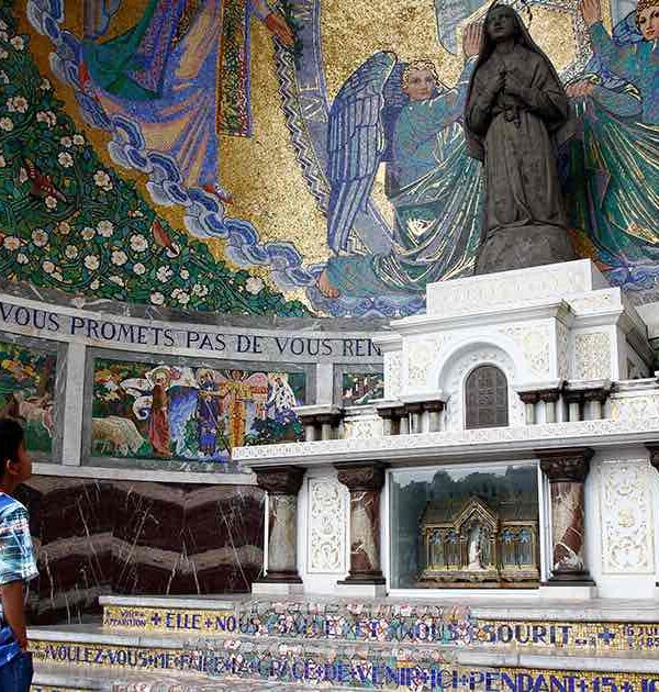 child-praying-lourdes child praying at lourdes pilgrimage tour