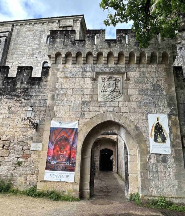 entrance-rocamadour entrance to rocamadour france on pilgrimage tour