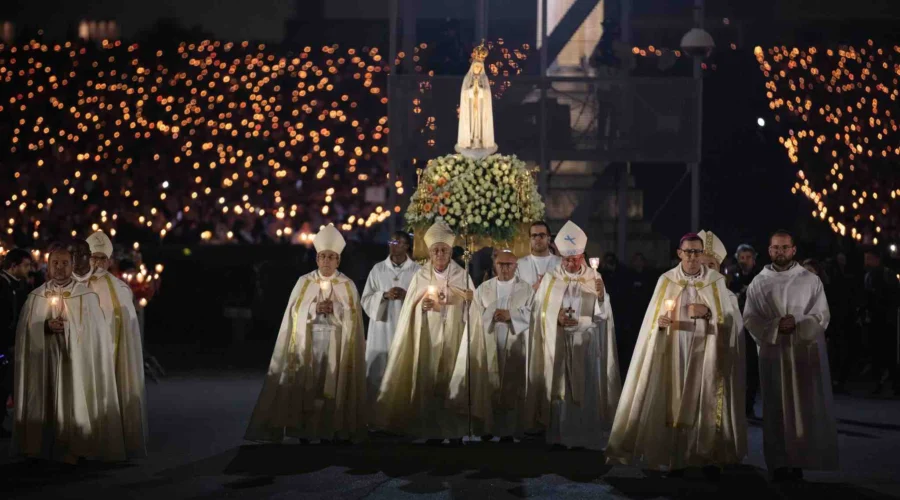 fatima-canclelight-mary fatima candlelight mary portugal pilgrimage tour