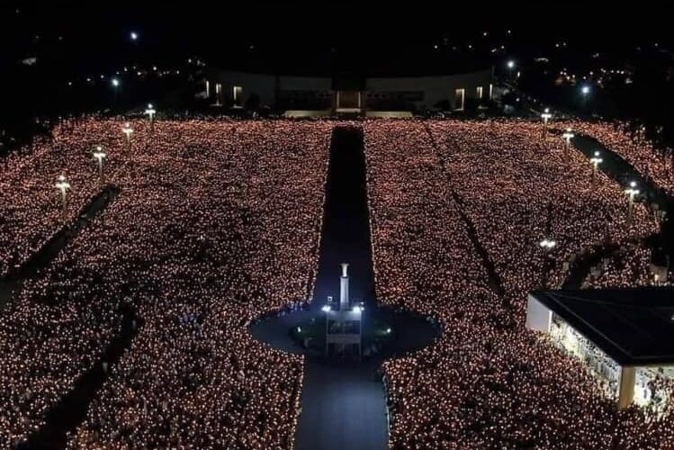 fatima-candlelight-crowd fatima candlelist procession france pilgrimage tour