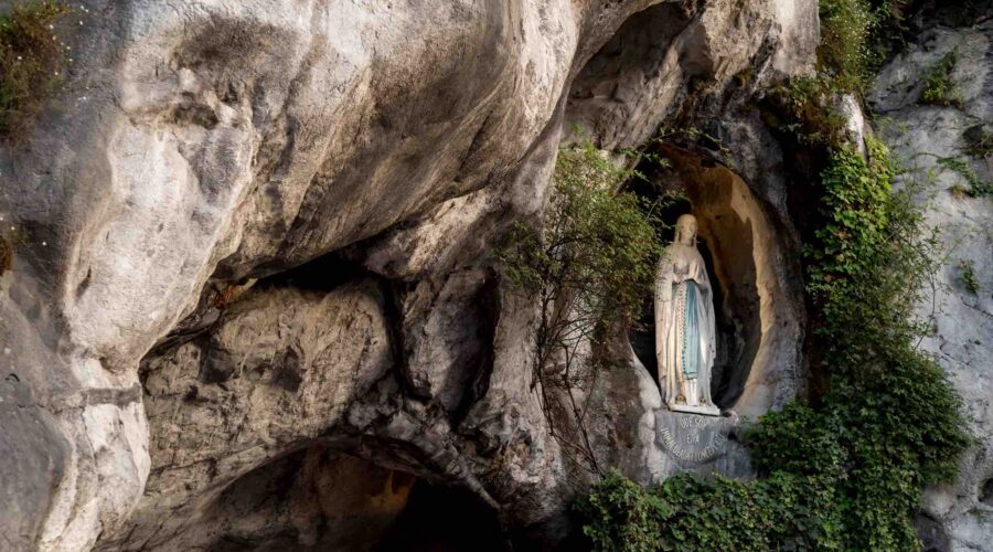 grotto-lourdes-pilgrimage lourdes grotto on pilgrimage