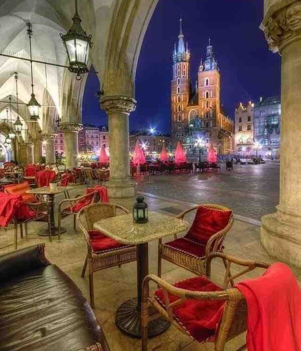 krakow-mary-seating krakow main square seating poland pilgrimage tour