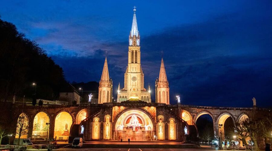 lourdes-basilica-pilgrimage lourdes basilica at night pilgrimage tour