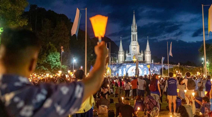 lourdes-candlelight-arm Lourdes candles at night arm pilgrimage tour