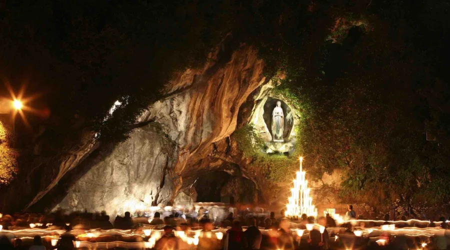 lourdes-grotto-night2 lourdes grotto at night again pilgrimage tour