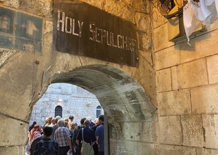 Holy-sepulchre-sign-jerusalem-holy-land entrance holy sepulchre jerusalem on holy land pilgrimage tour