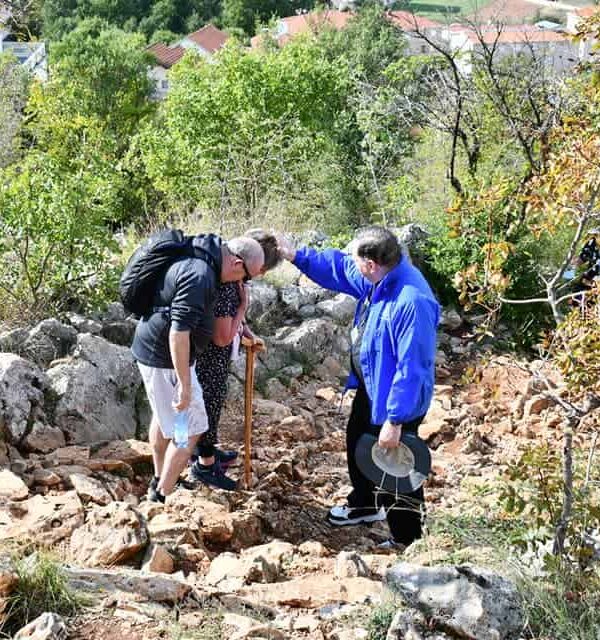 2021 kihneman blesses pilgrims on Cross mtn