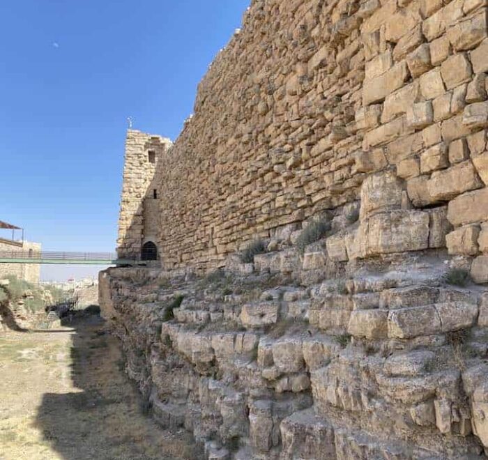 kerak-castle-walls castle walls of the kerak crusader castle jordan