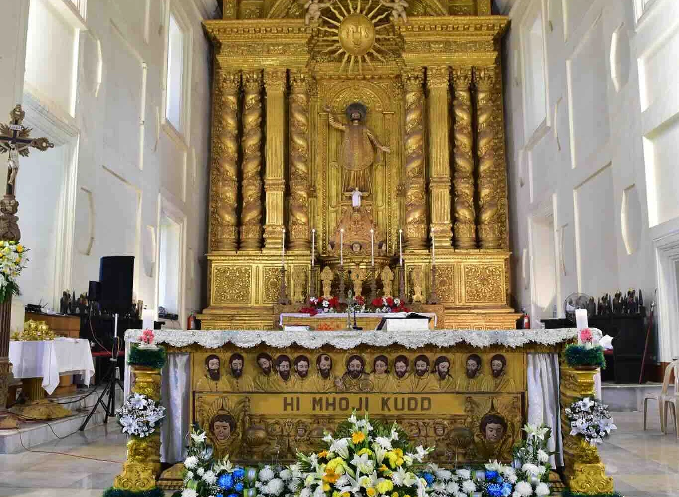 basilica-xavier-india interior of the basilica st. francis xavier india pilgrimage