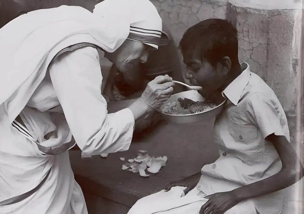 mother-teresa-feeding-child mother teresa feeding child